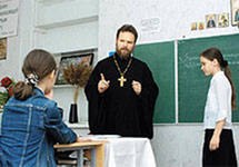 Завучи-священнослужители в российских школах?!