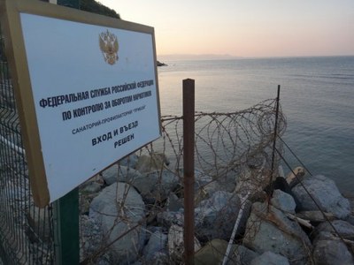 Черноморское побережье, огороженное заборами в районе новых и новых дворцов