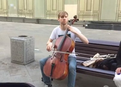 Игра на виолончели на улице как организация массового мероприятия