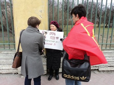 Одиночные пикеты в защиту зеленых зон Петербурга проходят у Смольного и у Мариинского дворца