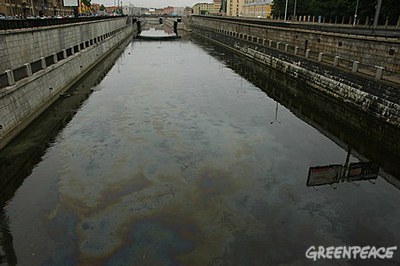Гринпис требует от Росприроднадзора и прокуратуры наказать виновников нефтяных сбросов в Петербурге