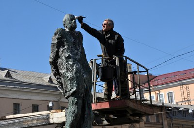 Александр Шишлов сам очистил памятник Андрею Сахарову