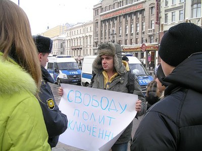 "Ещё есть время остановить сползание страны в беспроглядный мрак тоталитаризма..." 