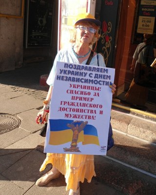 Сторонники независимости Украины и их визави вышли на Невский
