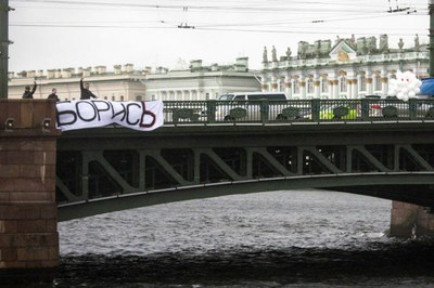 55 белых и 3 красных шарика в память о Немцове