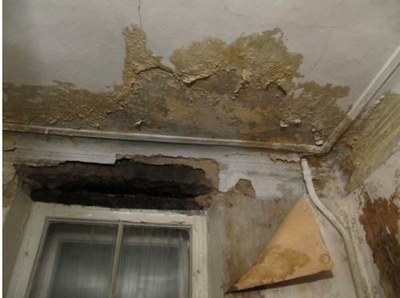 Пострадавшие от протечек просят предотвратить уничтожение жилого фонда Петербурга